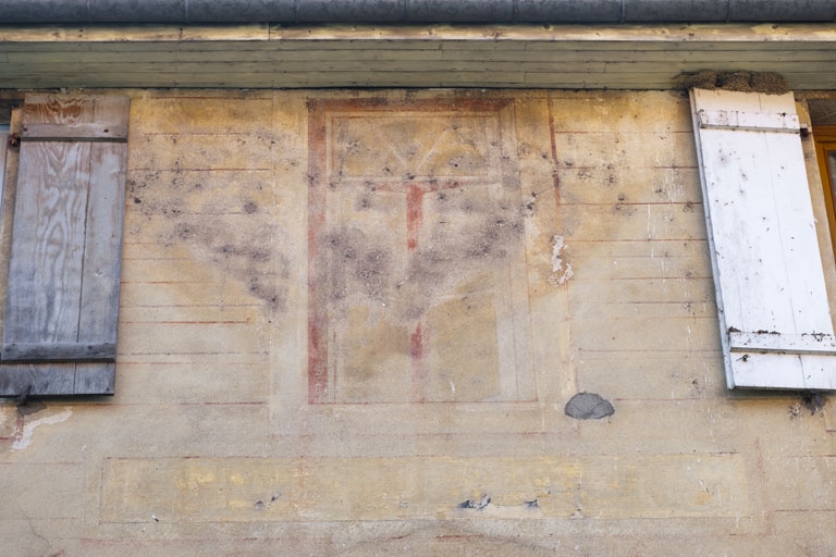 Décor peint en façade de la maison au 6 rue du Vieux Moulin (2010 AL 135) : fenêtre en trompe-l'oeil.