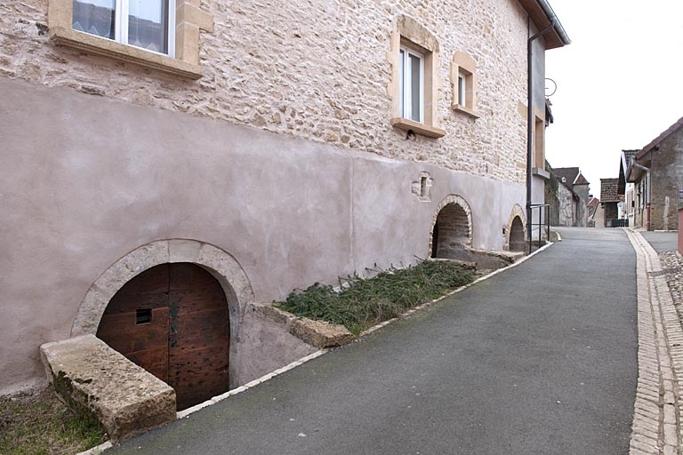 Entrées de cave de la maison à l'angle des rues de la Traverse et de l'Eglise (2010 AL 120).