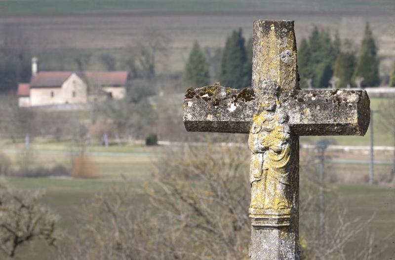 Détail : Vierge à l'Enfant. Au second plan la chapelle Saint-Hilaire.