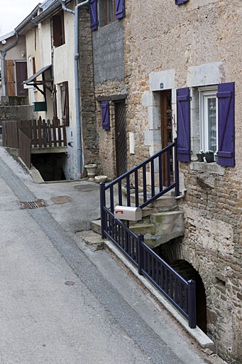 Entrées de cave des maisons aux 14 et 16 rue des Gratteris (2010 AK 110 et 111).