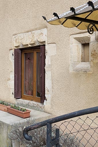 Fenêtre à linteau en arc en accolade de la maison au 12 Grande Rue (2010 AL 47).
