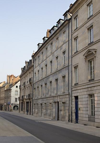 Vue d'ensemble de la façade antérieure de l'immeuble depuis la rue, de trois quarts droit.