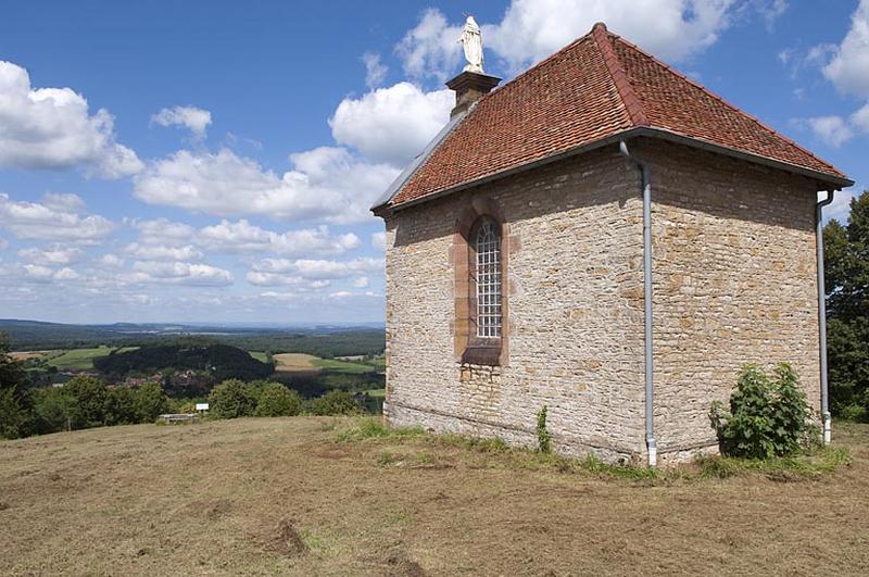 Vue du chevt et de la façade latérale droite.