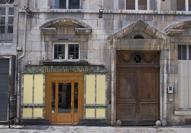 Façade antérieure, partie gauche : détail du portail d'entrée.