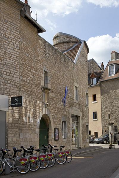 Façade latérale droite : de trois quarts gauche.