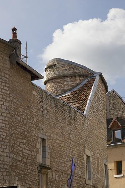 Façade latérale droite : détail de la tour du pigeonnier.