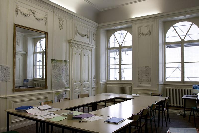 Intérieur, chambre àgauche du salon : depuis le fond de la pièce, de trois quart droit.