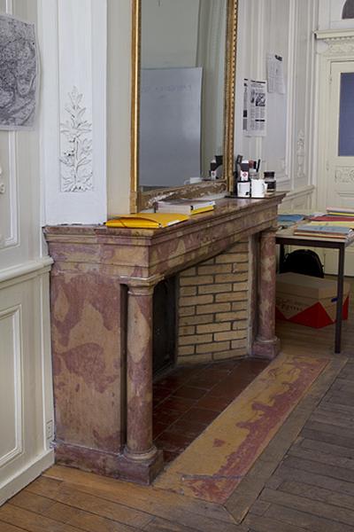 Intérieur, chambre à gauche du salon : détail de la cheminée.