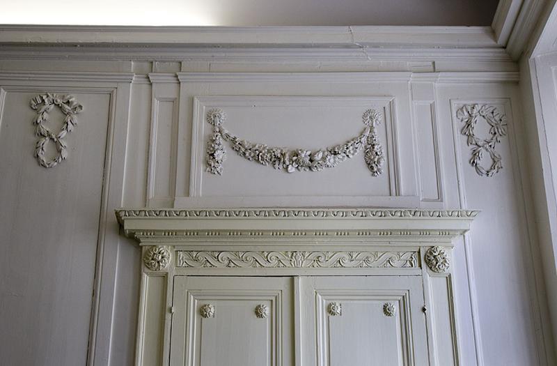 Intérieur, chambre à gauche du salon : détail d'un dessus de porte.