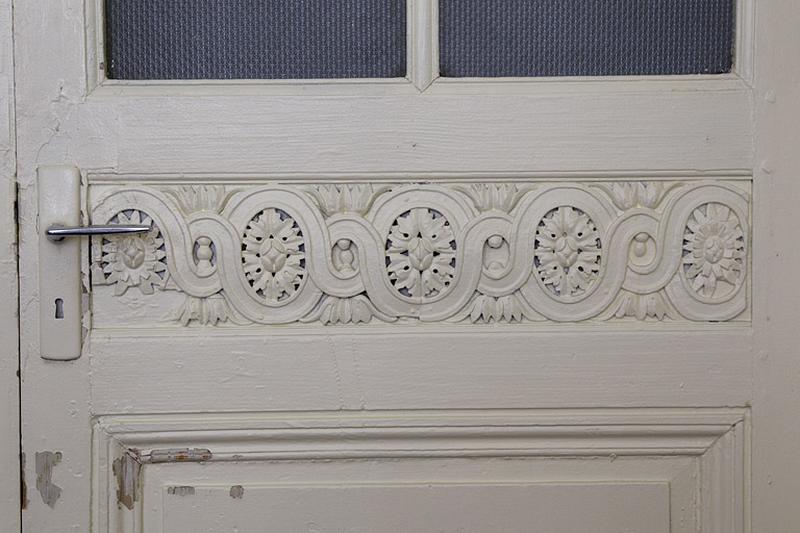 Intérieur, chambre à gauche du salon : détail du décor d'une porte.