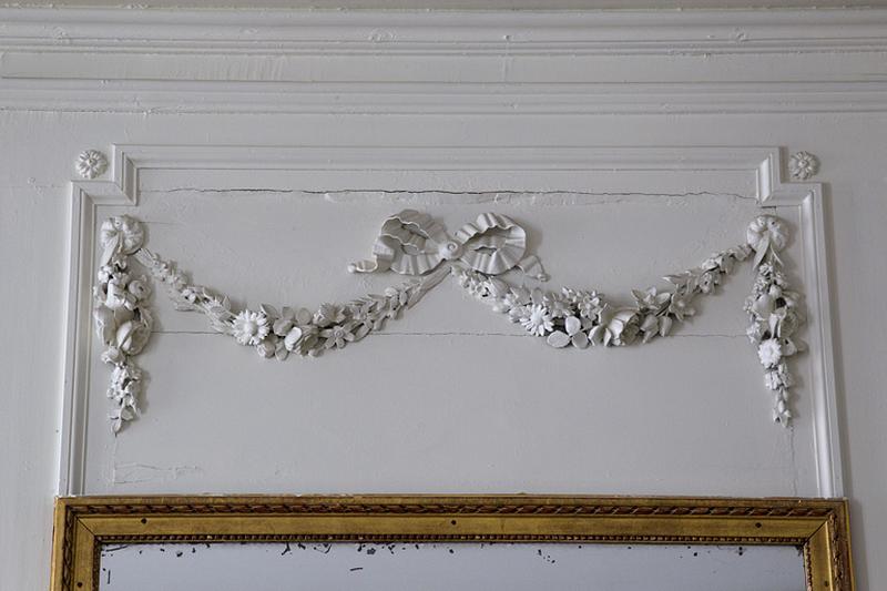 Intérieur, chambre à gauche du salon : partie supérieure d'un lambris, détail d'une guirlande de fleurs.