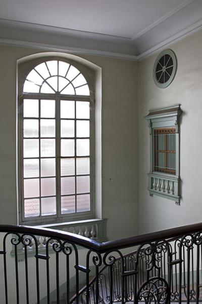 Intérieur, escalier d'honneur : détail de la cage d'escalier.