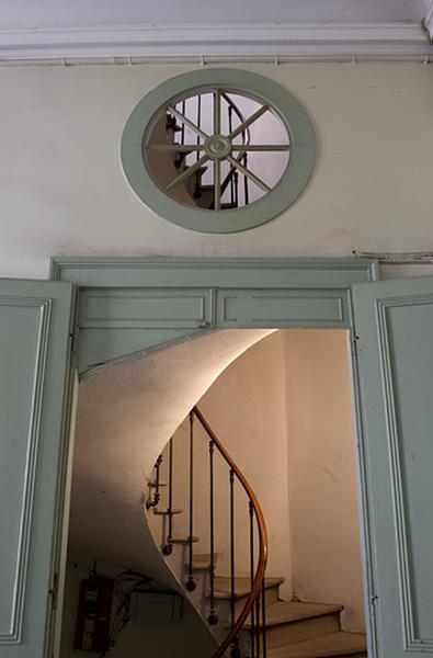 Intérieur, escalier secondaire : vue d'ensemble depuis l'escalier d'honneur.