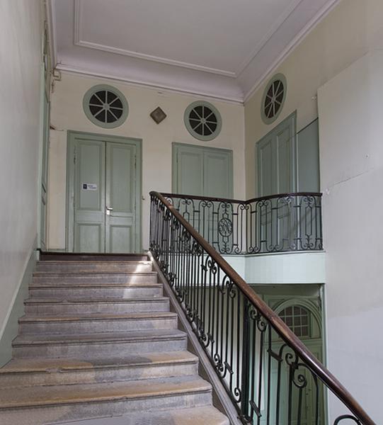 Intérieur, escalier d'honneur : détail de la partie supérieure droite.