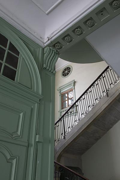 Intérieur, escalier d'honneur : vue depuis le rez-de-chaussée.