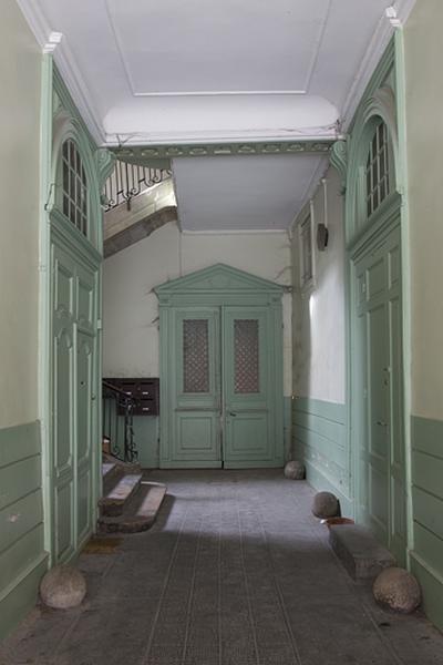 Intérieur : vue du passage cocher.