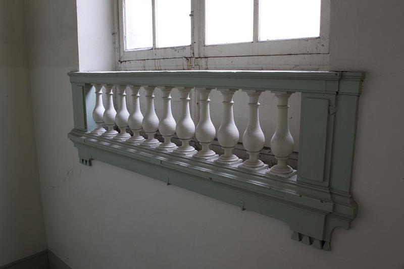 Intérieur, escalier d'honneur : détail du garde-corps de la fenêtre de la cage d'escalier.