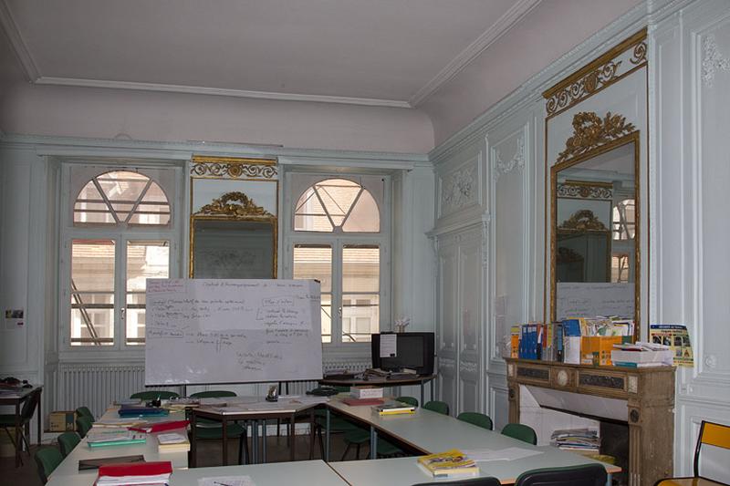 Intérieur, salon : vue d'ensemble depuis le fond de la pièce.