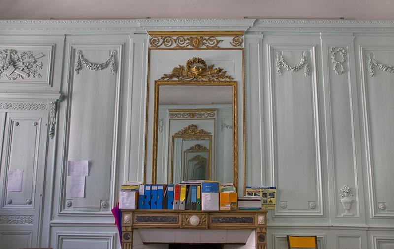 Intérieur, salon : détail de la glace sur la cheminée.