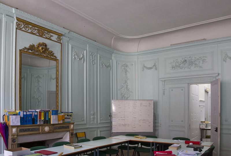 Intérieur, salon : détail de l'entrée et de la cheminée.