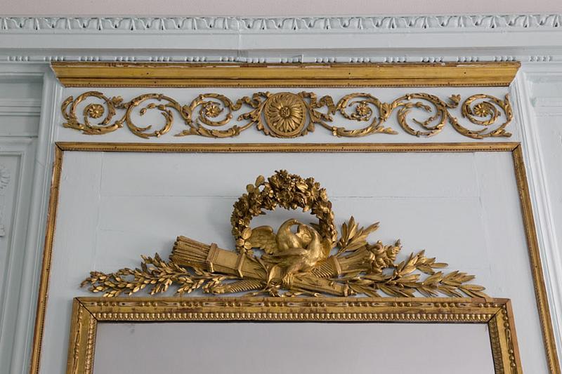 Intérieur, salon : détail du décor de la glace de cheminée et de la partie supérieure du trumeau.