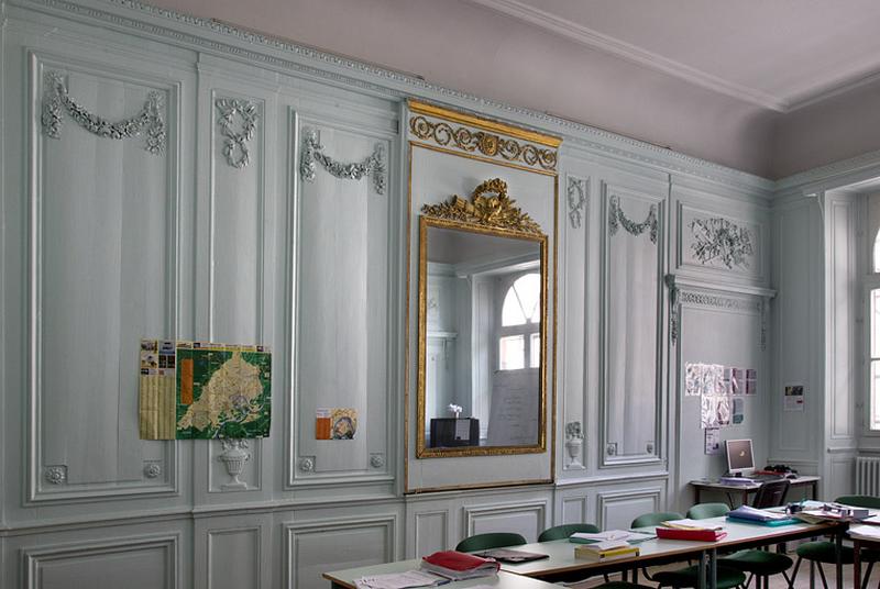 Intérieur, salon : détail des lambris du mur opposé à la cheminée.