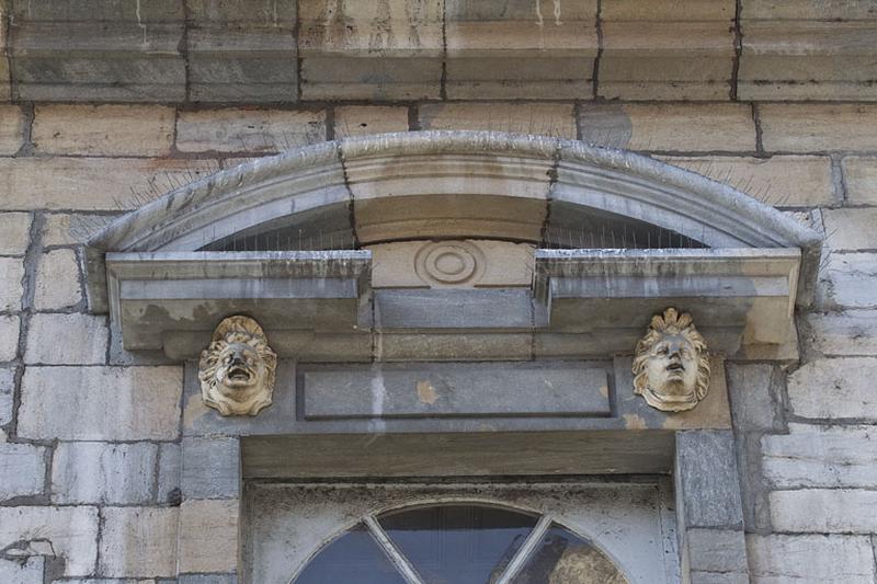 Façade antérieure, partie droite, première fenêtre de l'étage à partir de la droite : détail du fronton cintré.