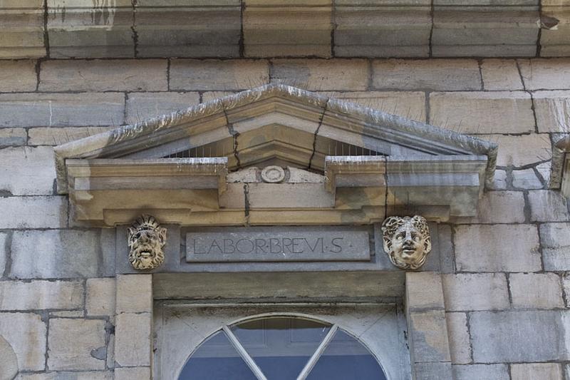 Façade antérieure, partie droite, quatrième fenêtre de l'étage à partir de la droite : détail du fronton triangulaire.