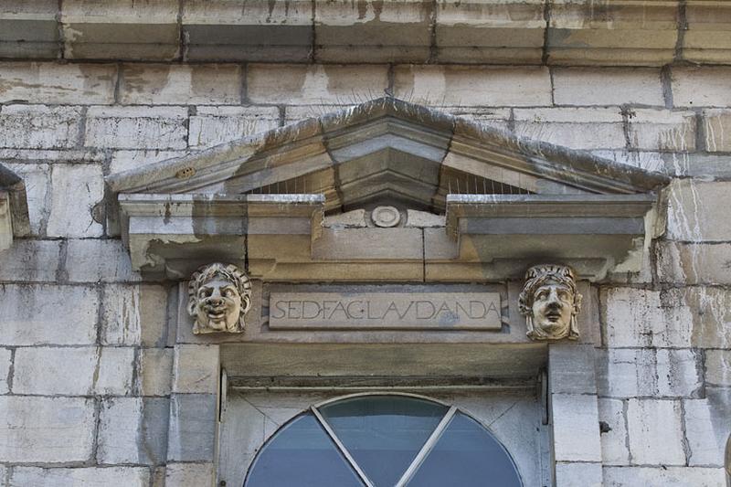 Façade antérieure, partie droite, cinquième fenêtre de l'étage à partir de la droite : détail du fronton triangulaire.