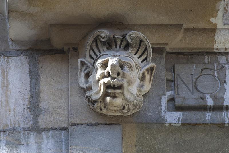 Façade antérieure, partie droite, sixième fenêtre de l'étage à partir de la droite : détail du mascaron gauche.