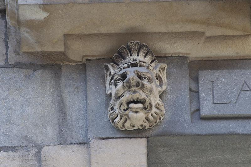 Façade antérieure, partie droite, quatrième fenêtre de l'étage à partir de la droite : détail du mascaron gauche.