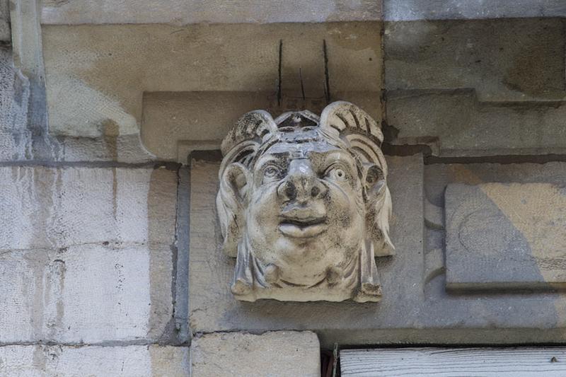 Façade antérieure, partie droite, troisième fenêtre de l'étage à partir de la droite : détail du mascaron gauche.