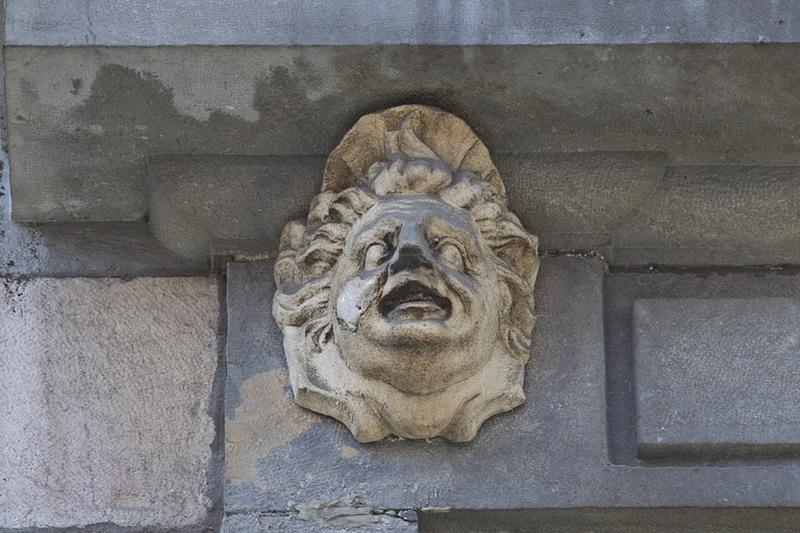 Façade antérieure, partie droite, première fenêtre de l'étage à partir de la droite : détail du mascaron gauche.