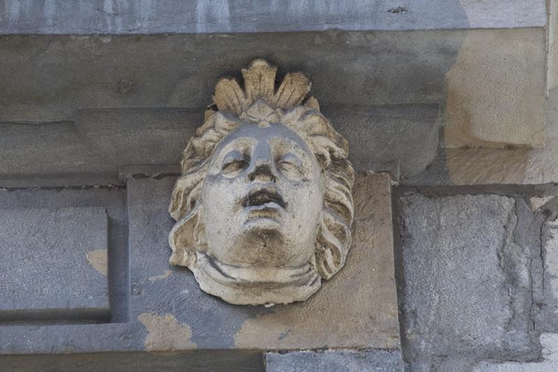 Façade antérieure, partie droite, première fenêtre de l'étage à partir de la droite : détail du mascaron droit.