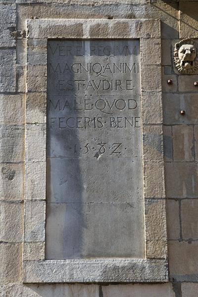 Façade antérieure, partie droite, rez-de-chaussée : vue d'ensemble de l'inscription.