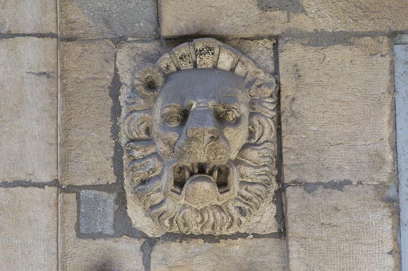 Façade antérieure, partie droite, rez-de-chaussée : détail du mascaron, troisième fenêtre à partir de la droite.