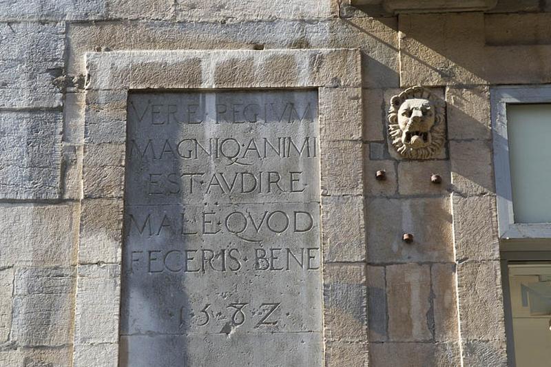 Façade antérieure, partie droite, rez-de-chaussée : détail de l'inscription.