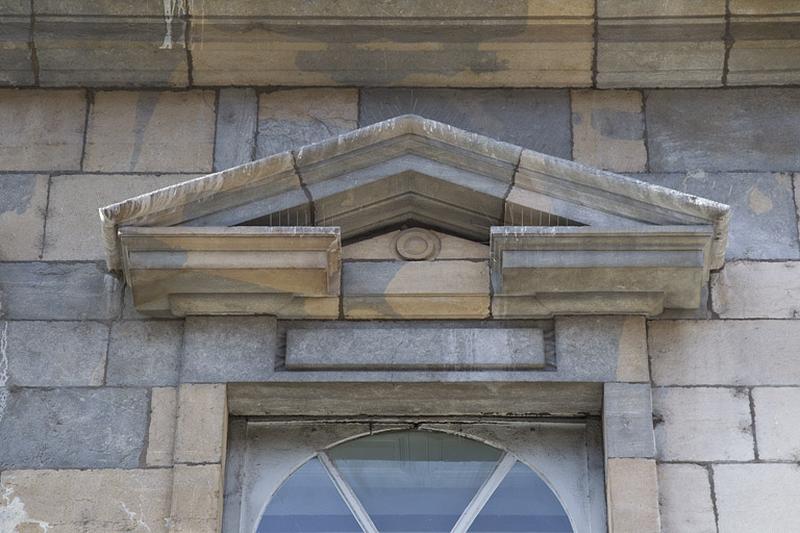 Façade antérieure, partie gauche, premier étage : détail du fronton d'une fenêtre.