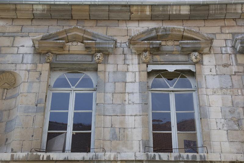 Façade antérieure, partie droite, premier étage : vue d'ensemble de la troisième et quatrième fenêtres à partir de la droite.