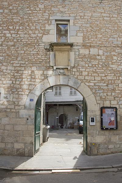 Façade latérale droite : détail du portail d'entrée.