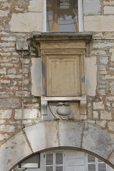 Façade latérale droite : détail du décor en table au-dessus du portail d'entrée.