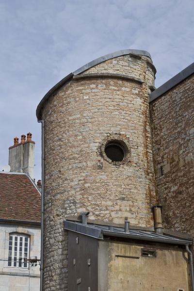 Partie droite : détail de la partie supérieure du pigeonnier depuis l'impasse.