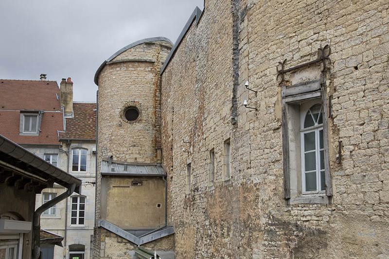 Partie droite : détail de la partie supérieure du pigeonnier depuis l'impasse, de profil.