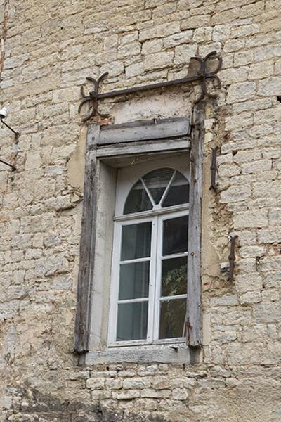 Façade postérieure donnant sur l'impasse : détail d'une ouverture.