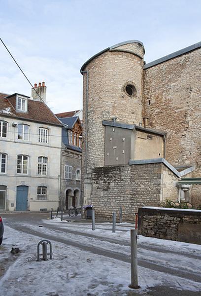 Vue d'ensemble du pigeonnier depuis l'impasse.