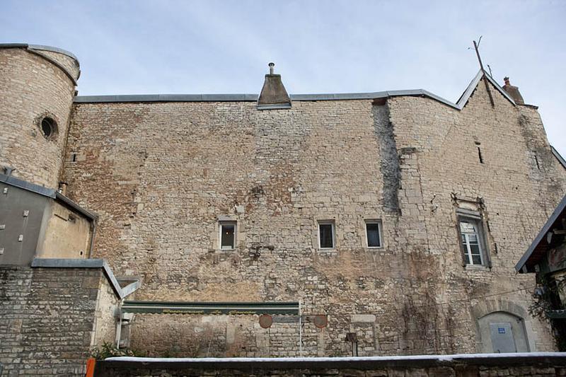 Façade postérieure donnant sur l'impasse : vue d'ensemble, de face.