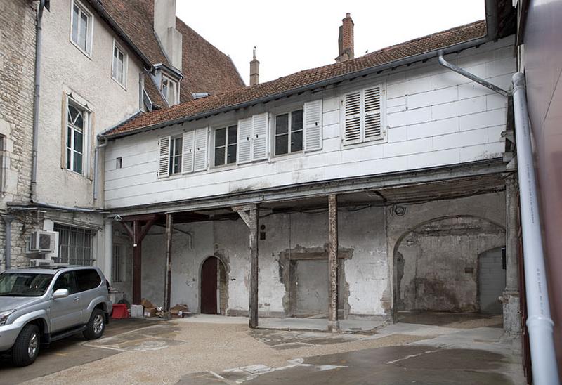 Galerie, partie en fond de cour : vue d'ensemble, de trois quarts droit.