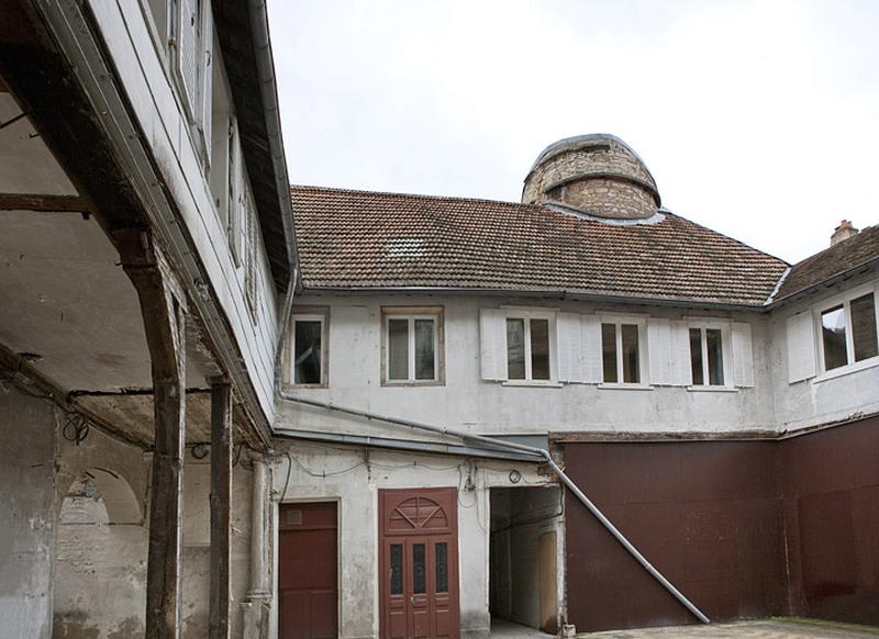 Galerie sur cour, partie à droite de l'entrée : vue d'ensemble, de face.