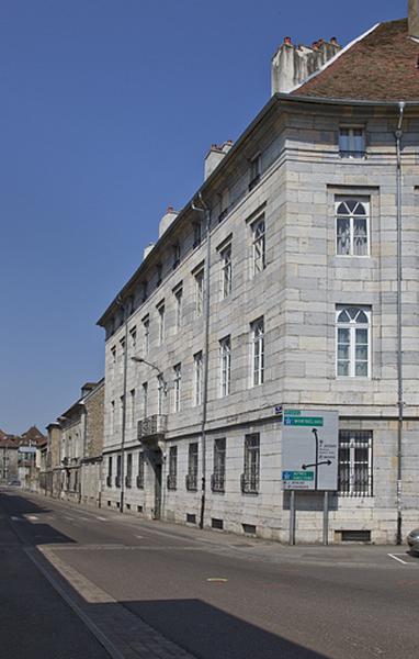 Logis principal, façade rue Charles Nodier : vue d'ensemble, de trois quarts droit.