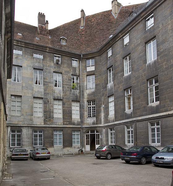 Logis principal : vue d'une partie des façades sur cour.